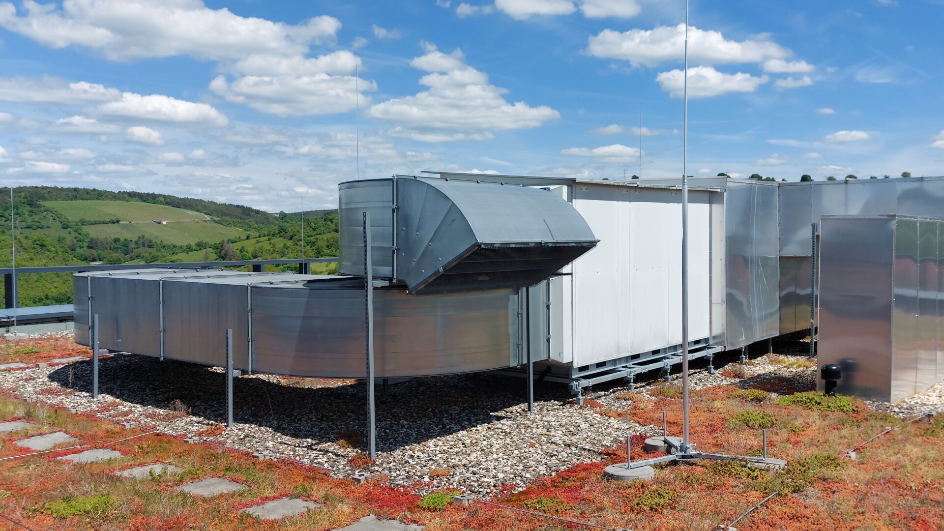 Lüftungsanlage im Gewerbe - Installation auf Flachdach