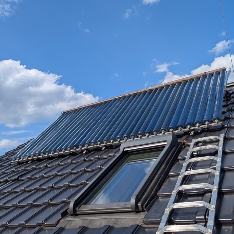 Solarthermieanlage fertig montiert auf dem Dach