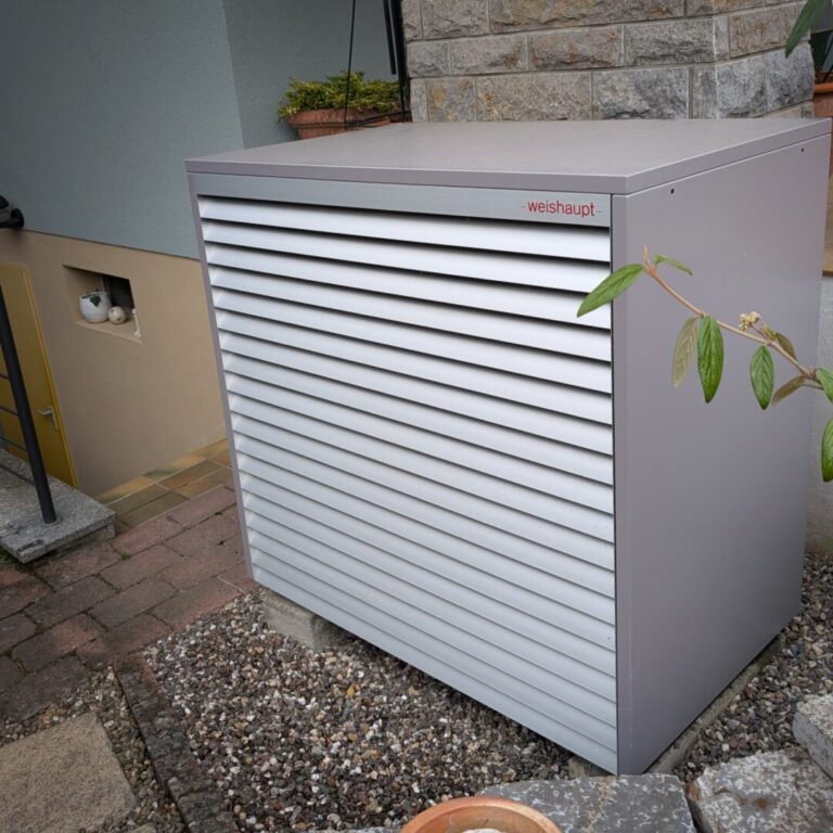 Installierte Außeneinheit einer Weishaupt Wärmepumpe. Bodenstehendes Gerät.