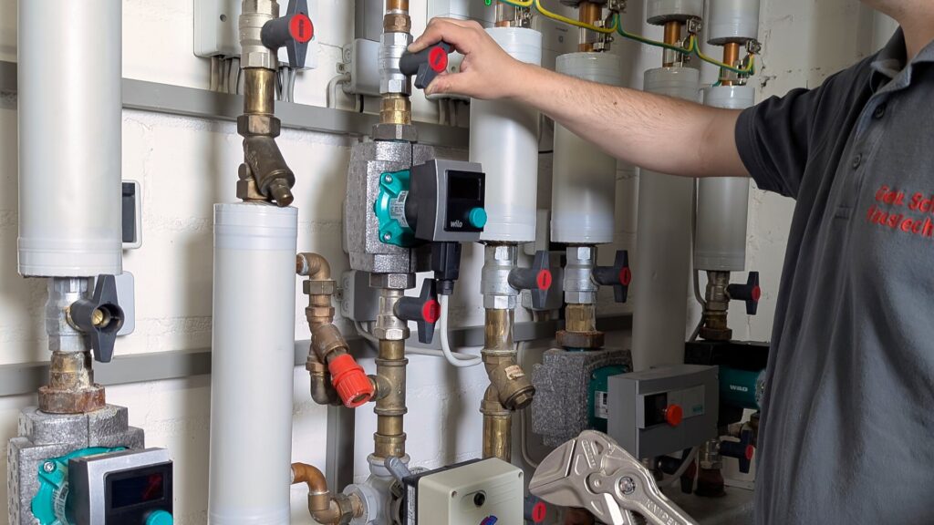Anlagenmechaniker im Heizraum des Kunden bei der Arbeit